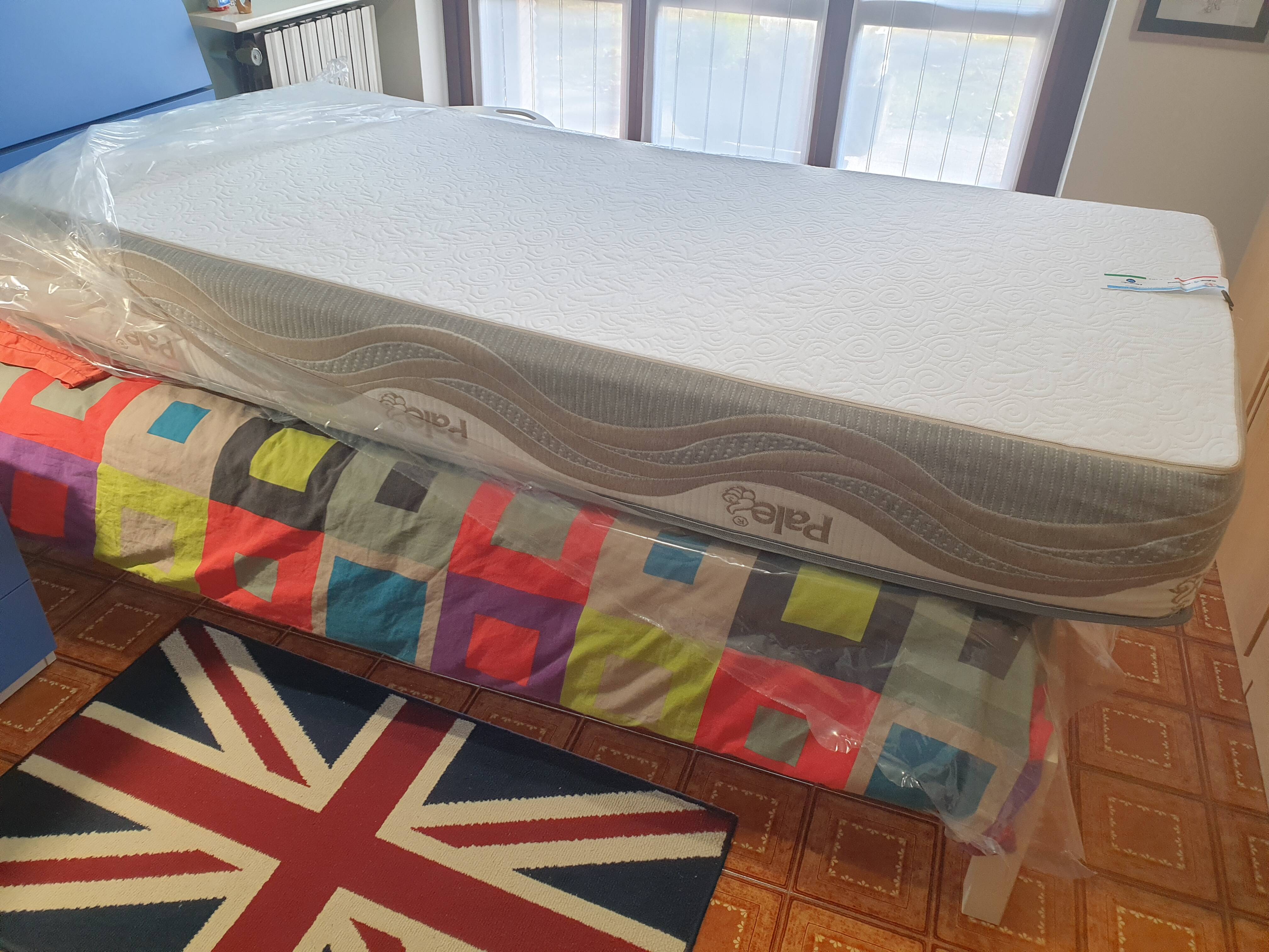 materasso-pale-disimballato-girato-al-contrario-su-letto